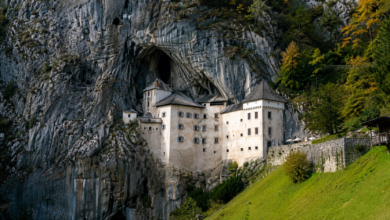 Höhlenburg Predjama: Die spektakuläre Burg in der Felswand [Bildinhalt mit KI erstellt]