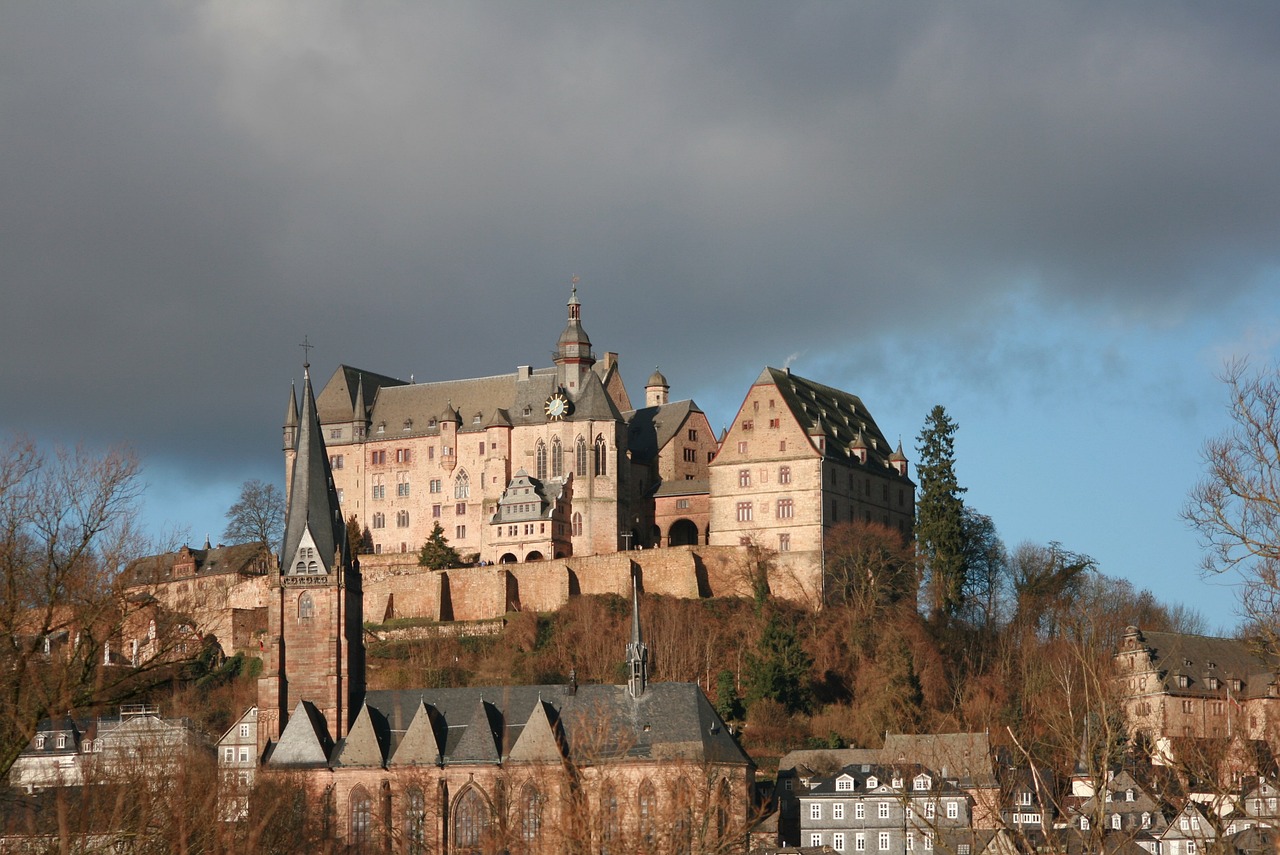 Über der Stadt thront das imposante Landgrafenschloss aus dem 13. Jahrhundert