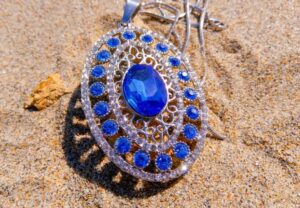 Schatzsuche am Strand mit einem Metalldetektor Geld und Schmuck finden