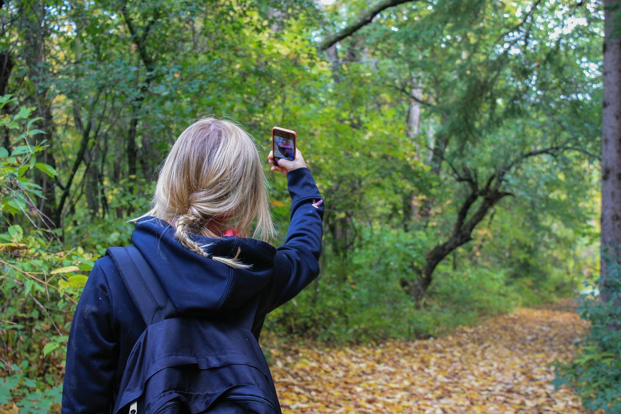 So schonen Sie die Smartphone Batterie während einer Wanderung