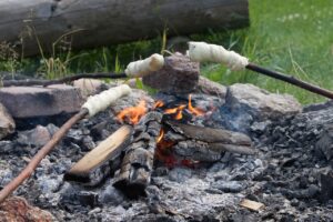 Stockbrot selber machen – Lagerfeuerbrot am Stiel
