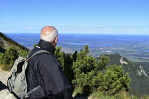 Wandern für Senioren – Diese 9 Tipps sollten Sie beachten
